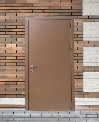 Коричневая стальная дверь